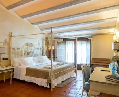 Una de las preciosas habitaciones de elegante estilo de este acogedor hotel boutique.