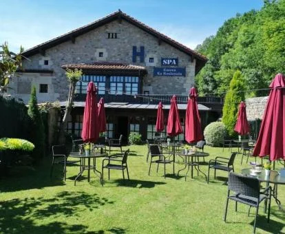 Hotel con encanto con bellos jardines y mobiliario exterior.