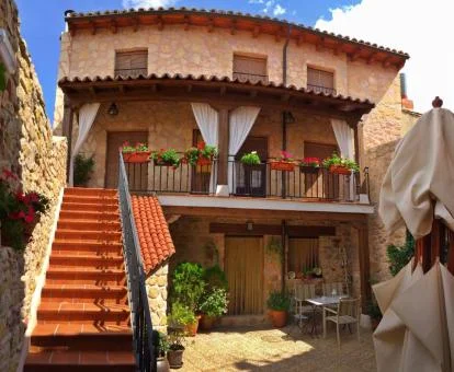 Edificio de este establecimiento solo para adultos con zona exterior.