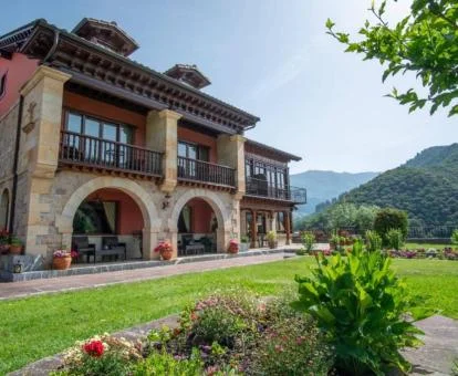 Edificio de este maravilloso hotel rural con vistas a las montañas.