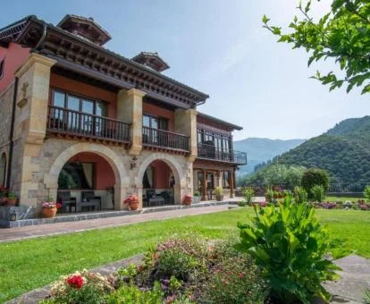 Hermoso edificio tradicional de este hotel boutique con bellos jardines y vistas a las montañas.