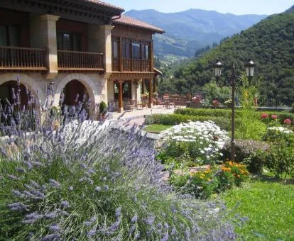 Precioso hotel rural solo para adultos rodeado de bellos jardines y con vistas a las montañas.