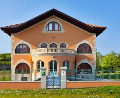 Preciosa casona que alberga un hotel rural rodeado de jardines.