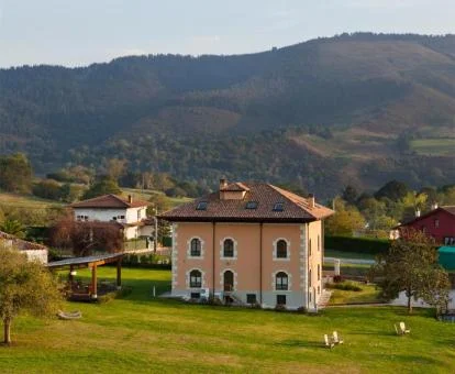 Edificio de este hotel boutique en un tranquilo entorno natural ideal para descansar.