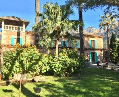 Edificio de este hermoso hotel rural rodeado de jardines en plena naturaleza.
