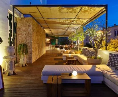 Agradable terraza con iluminación nocturna de este bonito hotel.