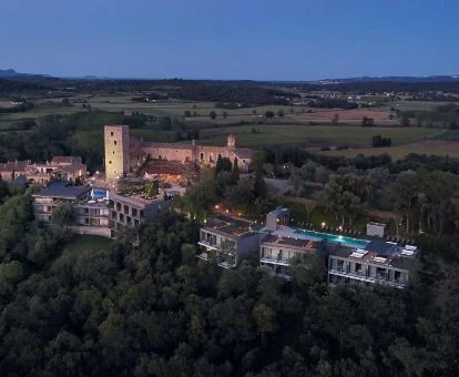 Hermoso hotel rodeado de naturaleza y espacios verdes para explorar.