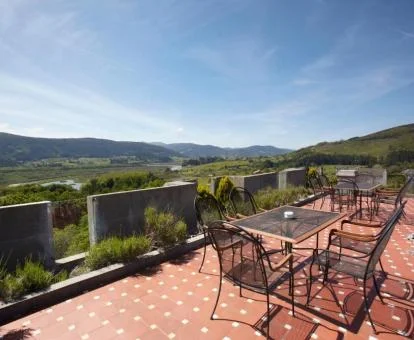 Terraza con mobiliario y fabulosas vistas al campo de los alrededores de este hotel rural.