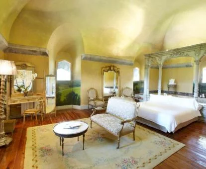 Una de las elegantes habitaciones con zona de estar de este hotel boutique.