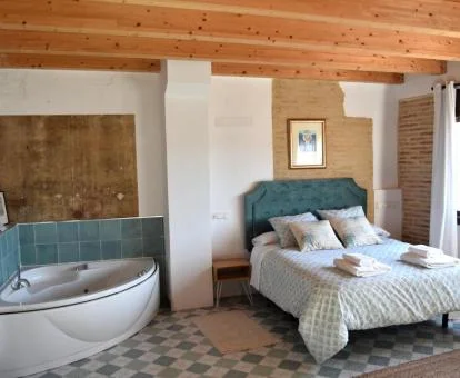 Una de las habitaciones con jacuzzi privado de este hotel romántico.