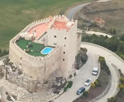 Vista aérea de este precioso castillo que alberga un hotel romántico perfecto para parejas.