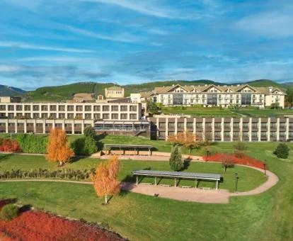 Espectacular hotel romántico rodeado de jardines.