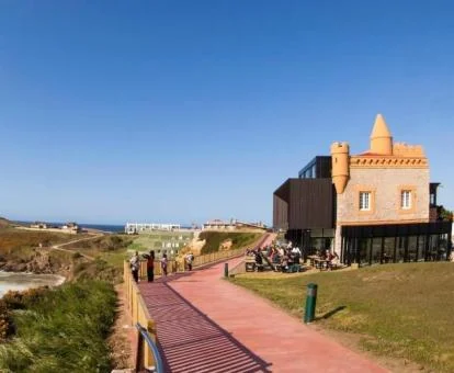 Coqueto edificio de este hotel boutique en primera línea de mar.