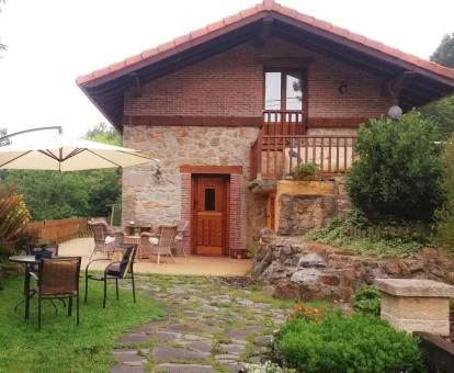 Bonita casa rural con zona exterior ajardinada.