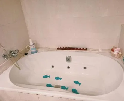 Bañera de hidromasaje del apartamento con vistas a las montañas.
