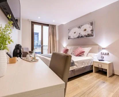 Una de las luminosas habitaciones de estilo moderno del hotel.