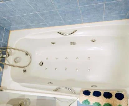 Bañera de hidromasaje privada en el baño de este apartamento independiente.