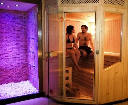 Pareja disfrutando de la sauna del spa.