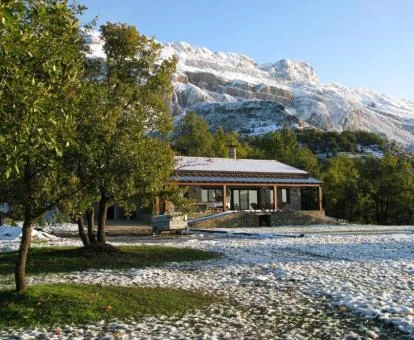 Edificio de este establecimiento rural en medio del campo.