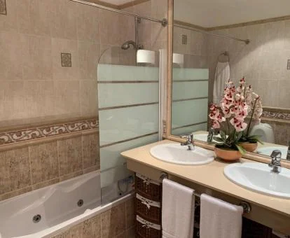 Baño con bañera de hidromasaje privada de este coqueto apartamento.