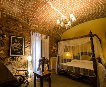Una de las preciosas habitaciones de estilo tradicional con cama con dosel de este hotel boutique.