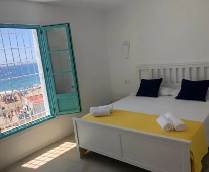 Una de las acogedoras habitaciones con vistas al mar de este sencillo bed and breakfast.