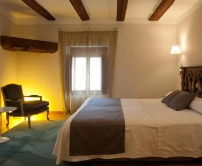 Una de las acogedoras habitaciones de estilo tradicional del hotel.