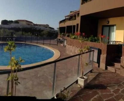 Edificio con acogedores apartamentos y piscina con vistas al mar de este hotel boutique.