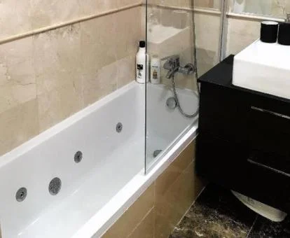 Bañera de hidromasaje privada en el baño de este apartamento independiente.