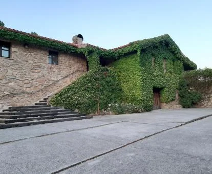 Edificio de este precioso hotel con encanto con jardín vertical.