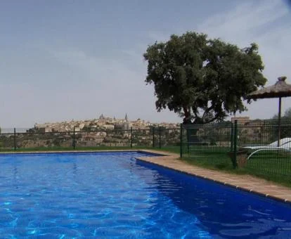 Gran piscina exterior con vistas de este hotel con encanto.
