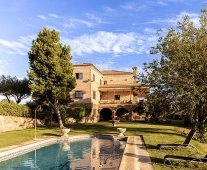 Hermoso hotel rural con piscina exterior y bellos jardines.