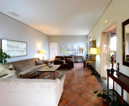 Uno de los elegantes espacios de uso compartido de este hotel rural.