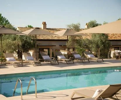 Zona exterior con piscina de este precioso hotel boutique.