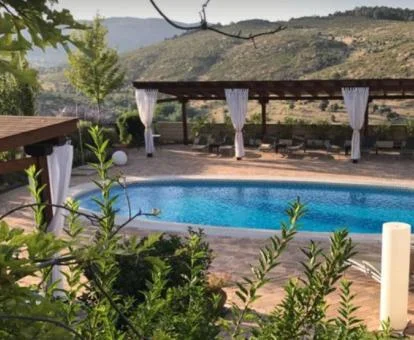 Agradable zona exterior con piscina y vistas de este hotel boutique.