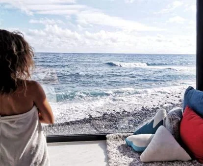 Acogedor rincón con fabulosas vistas de esta casa a pie de playa.