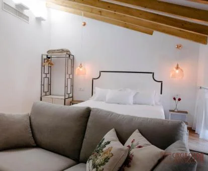 Una de las elegantes habitaciones con zona de estar del hotel.