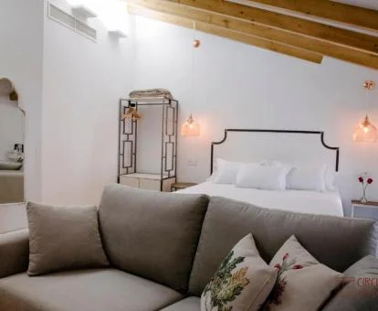 Una de las acogedoras habitaciones con zona de estar del hotel.