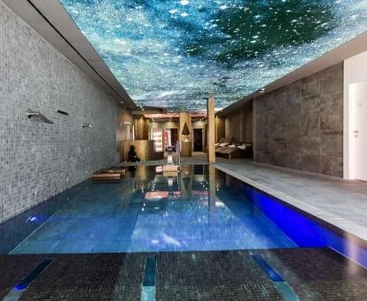 Piscina cubierta del centro de bienestar con imitación de cielo estrellado en el techo.