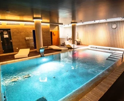 Piscina cubierta con elementos de hidroterapia del spa del hotel.