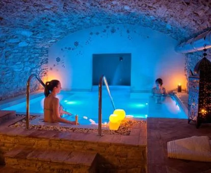 Pareja disfrutando de las instalaciones de bienestar del hotel.