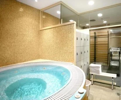 Zona de bienestar con jacuzzi y sala fitness de este hotel romántico.