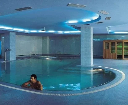 Hombre disfrutando de la zona de aguas del spa del hotel.