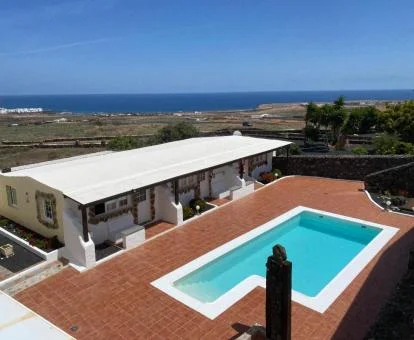 Vista aérea de este complejo de apartamentos con piscina y vistas a los alrededores.