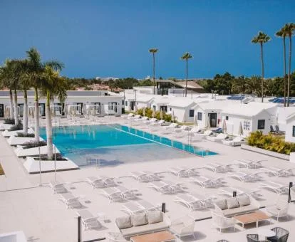 Precioso hotel solo para adultos con una amplia piscina central.