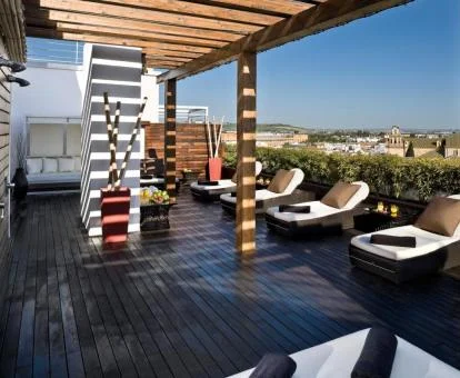 Preciosa terraza solarium con vistas a la ciudad de este hotel con encanto.
