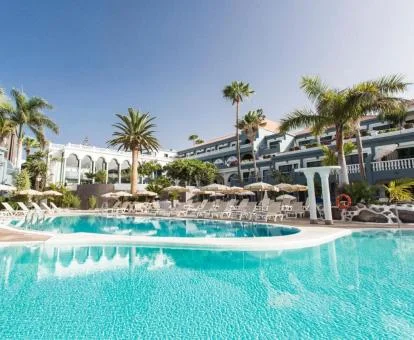 Precioso hotel solo para adultos con piscinas exteriores y amplias zonas con tumbonas.