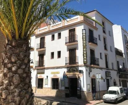 Edificio de este acogedor hotel romántico en el centro del pueblo. 