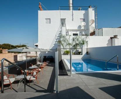 Terraza con mobiliario exterior y piscina en la azotea de este coqueto hotel boutique.
