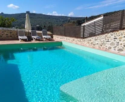 Agradable piscina al aire libre de este hotel rural con encanto.